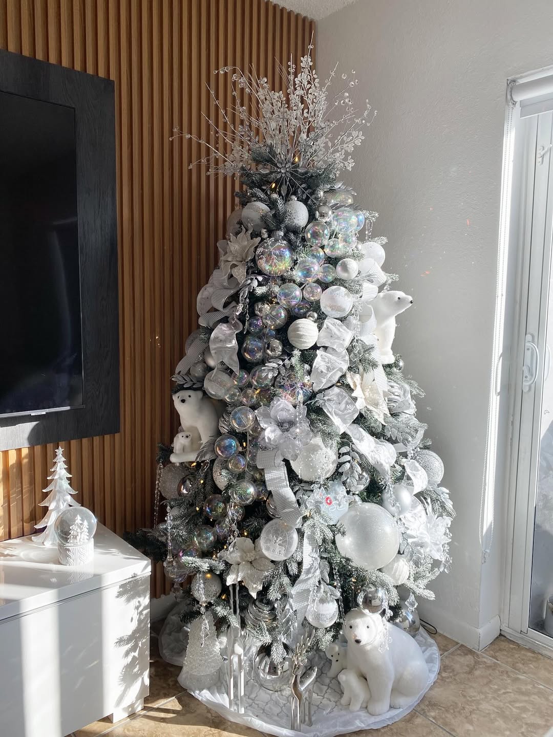 White Silver Iridescent Visual Idea White Silver Iridescent Visual Idea — Winter Wonderland Christmas Tree