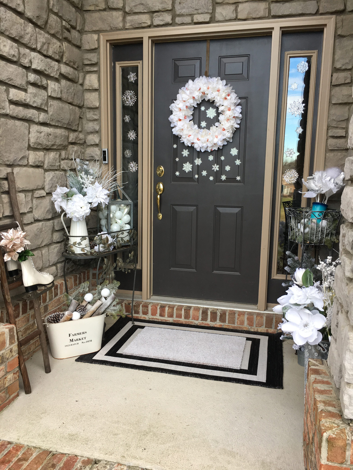 Minimalist Doorway with Snowflake Wreath and Greenery Minimalist Doorway with Snowflake Wreath and Greenery — Winter Porch Decor