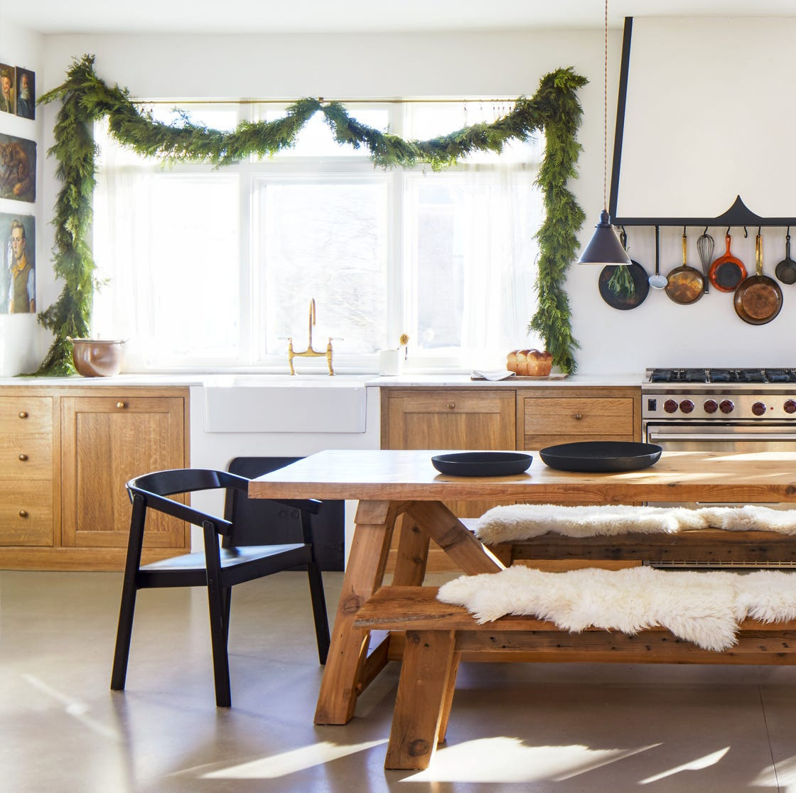 Modern Farmhouse Kitchen with Greenery Garland Modern Farmhouse Kitchen with Greenery Garland — Winter Home Decor