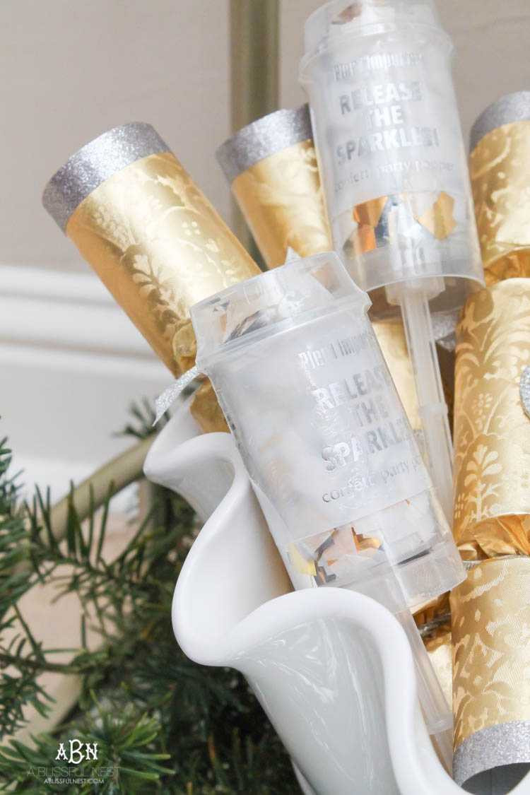Scatter Gold Confetti Party Poppers for a New Year's Eve Surprise Scatter Gold Confetti Party Poppers for a New Year's Eve Surprise — Gold New Years Eve Decor