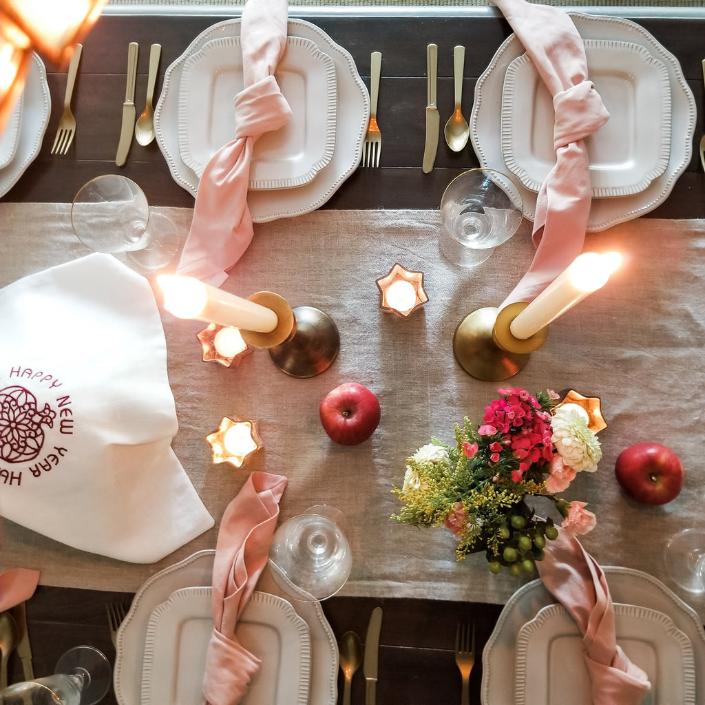 Modern Neutral Table Setting with Blush Accents Modern Neutral Table Setting with Blush Accents — New Years Eve Dessert Table