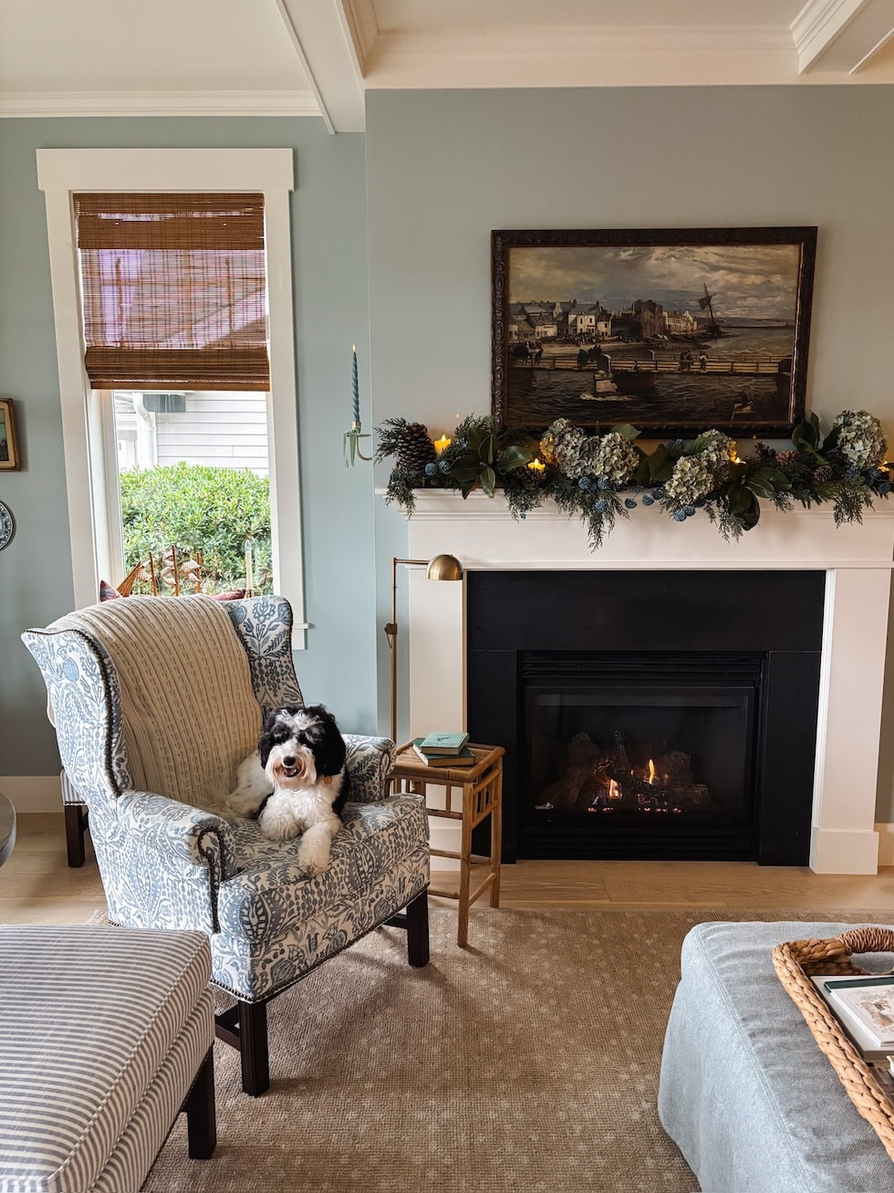 Traditional Fireplace Mantle with Winter Garland Traditional Fireplace Mantle with Winter Garland — Winter Home Decor