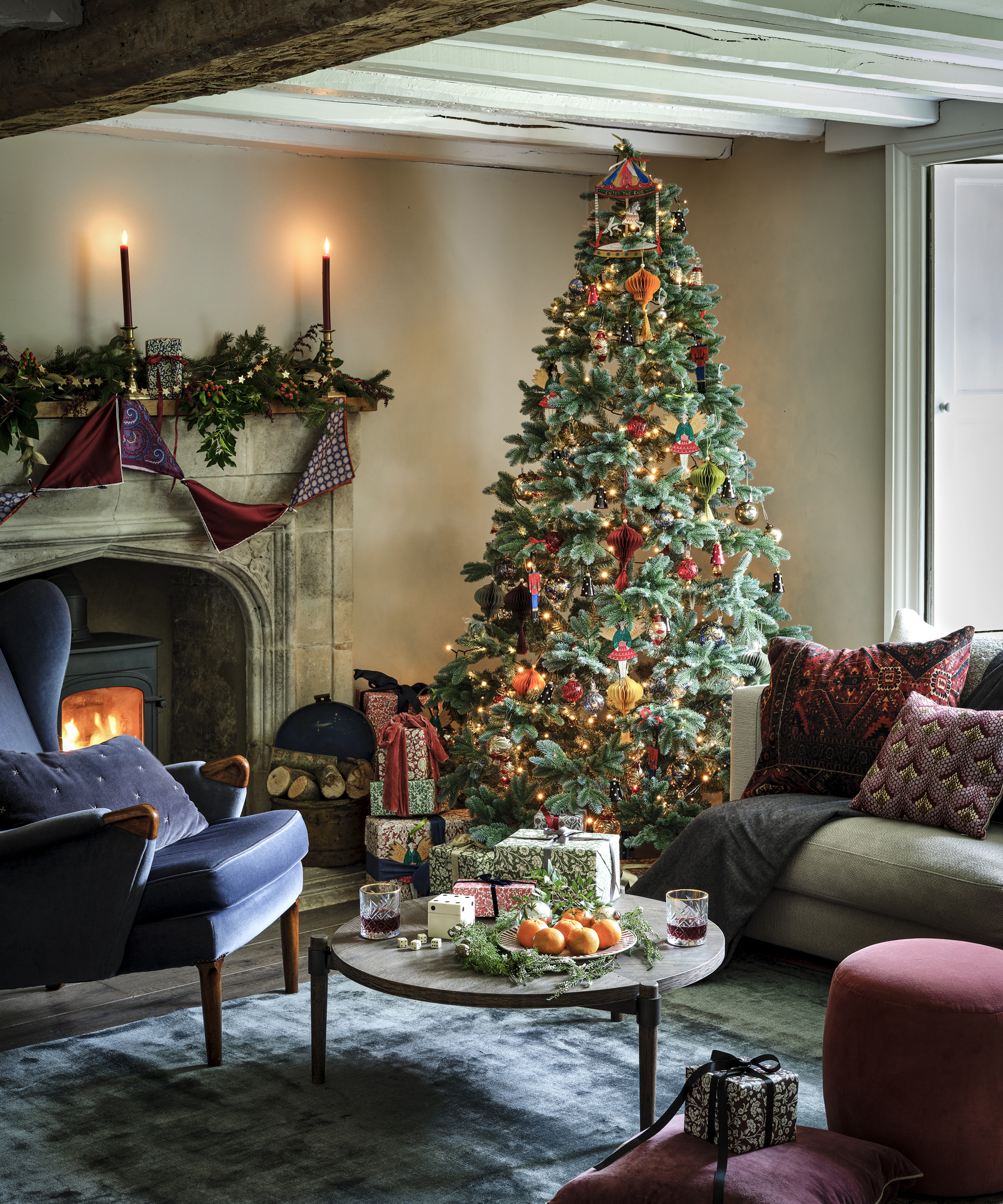 Cozy Living Room Arrangement with Fireplace and Christmas Tree Cozy Living Room Arrangement with Fireplace and Christmas Tree — Red and Green Christmas Tree