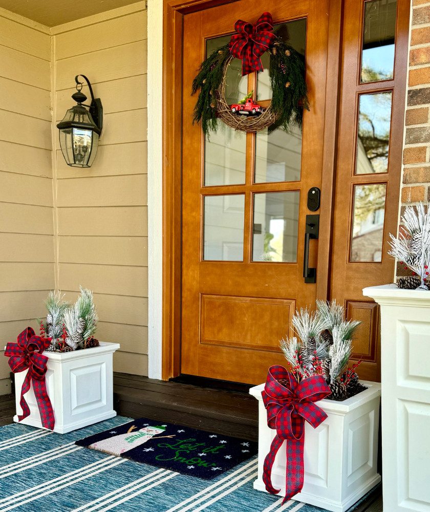 Coastal Christmas Porch with Plaid Bow Accents Coastal Christmas Porch with Plaid Bow Accents — Coastal Christmas Decor
