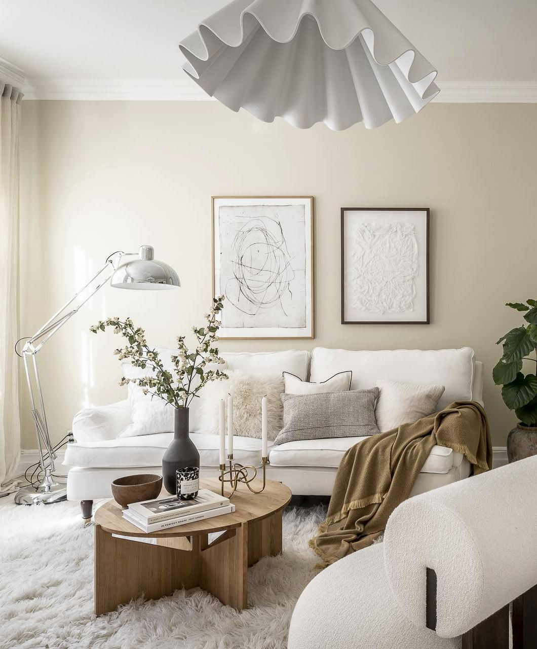 Modern Hygge Living Room with Fluffy Rug and Layered Textiles — Hygge Home Decor