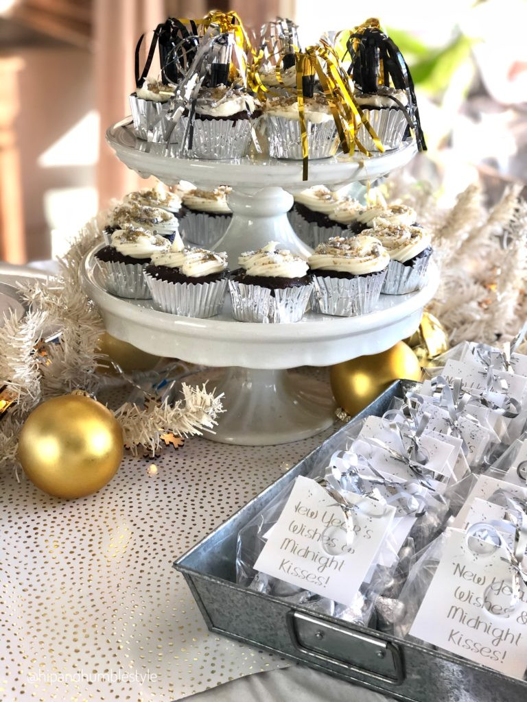 Cupcakes on Tiered Stand with Tinsel Decor Cupcakes on Tiered Stand with Tinsel Decor — New Years Eve Dessert Table