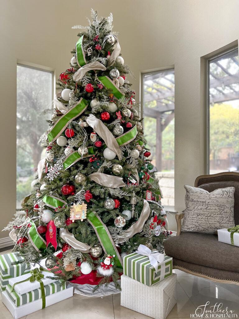 Traditional Christmas Tree with Red and Green Ribbons and Gifts Traditional Christmas Tree with Red and Green Ribbons and Gifts — Red and Green Christmas Tree