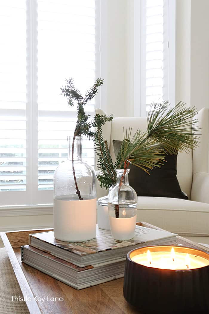 Modern Farmhouse Coffee Table with Winter Greenery Modern Farmhouse Coffee Table with Winter Greenery — Winter Home Decor