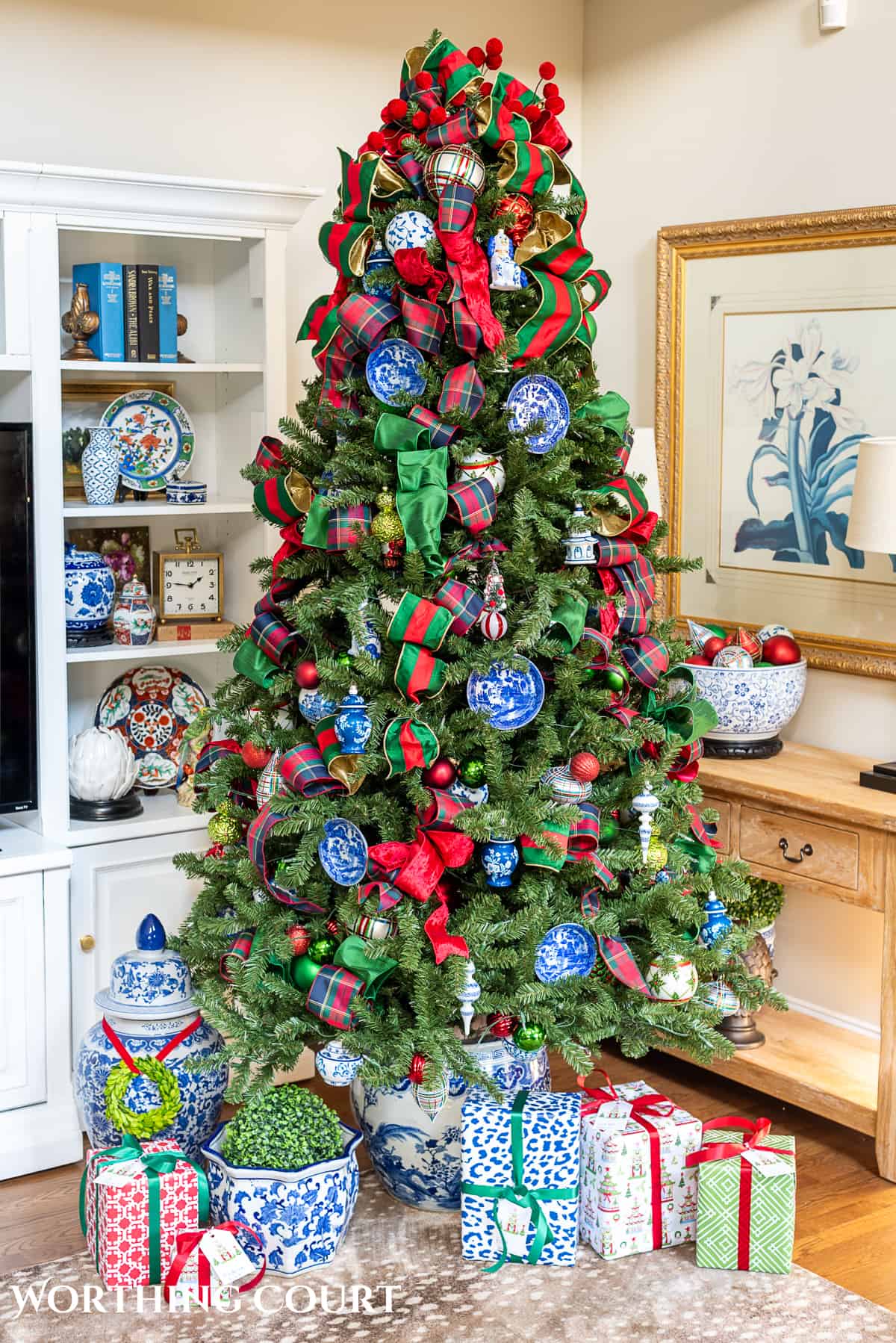 Living Room Chinoiserie Ornaments on a Red and Green Decorated Christmas Tree Living Room Chinoiserie Ornaments on a Red and Green Decorated Christmas Tree — Red and Green Christmas Tree